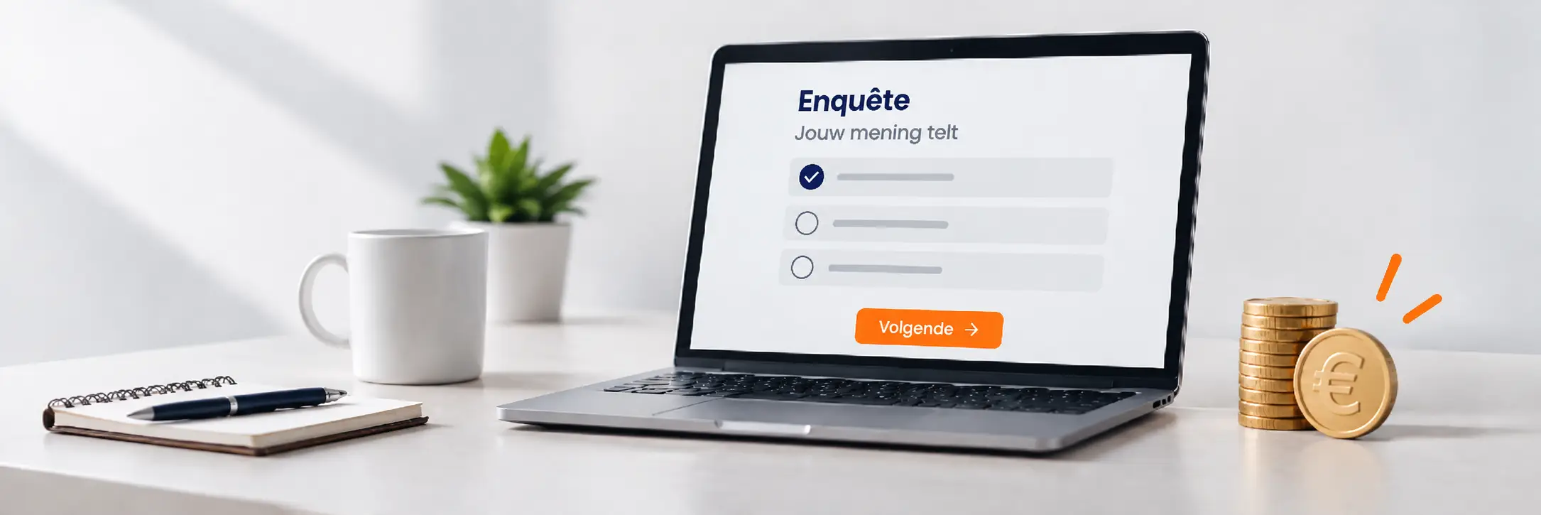 Een laptop met een online enquête op het scherm, naast een stapel euromunten op een bureau.
