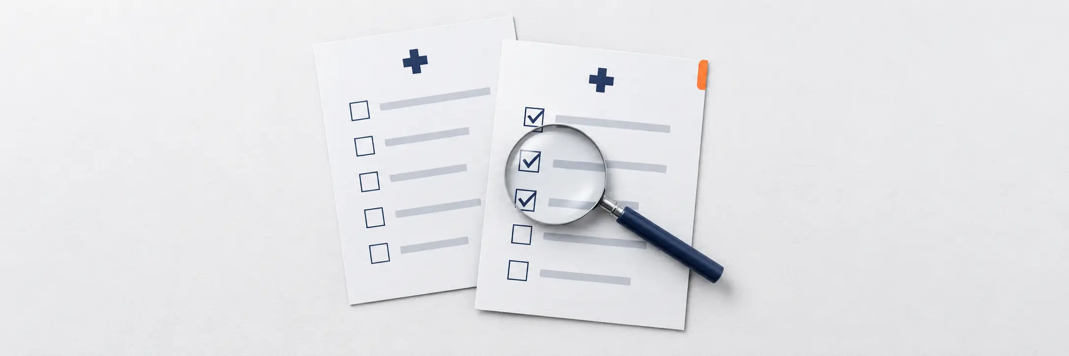 Checklists met gezondheidskruisjes, gecontroleerd met een loep, relevant voor waar op te letten bij zorgverzekering.